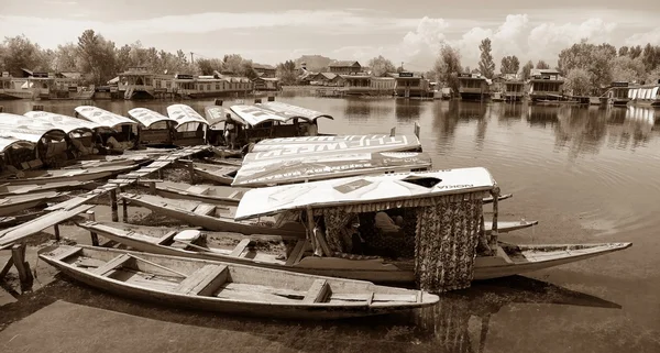 Barcos Shikara em Dal Lake com casas flutuantes — Fotografia de Stock