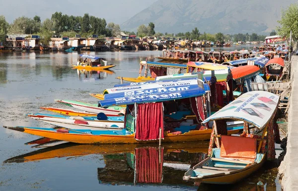 Barcos Shikara em Dal Lake com casas flutuantes — Fotografia de Stock
