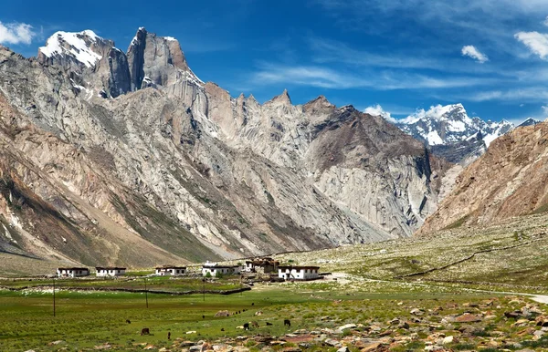 Village in valley and Nun Kun range — Stock Photo, Image