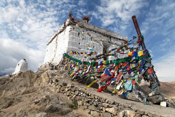 Estupa con banderas de oración - Leh - Ladakh —  Fotos de Stock