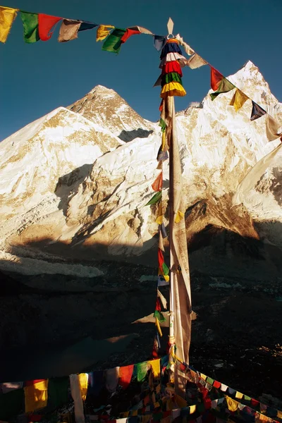Вечерний вид на Эверест с буддийскими молитвенными флагами — стоковое фото