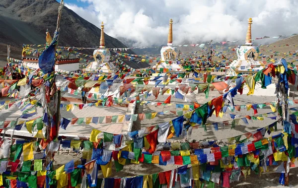 Prayer flags with stupas - Kunzum La pass - Himachal Pradesh - India — Stock Photo, Image