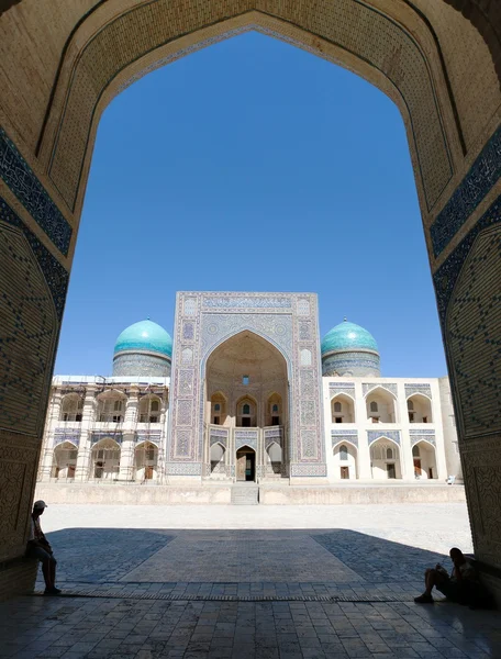 Visa av mir-i-arab medressa från kalon moskén - bukhara — Stockfoto