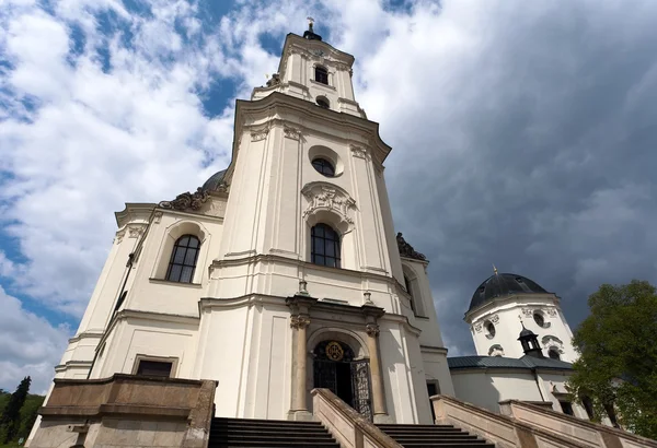 Pilgrimsfärdkyrka och kloster i krtiny — Stockfoto