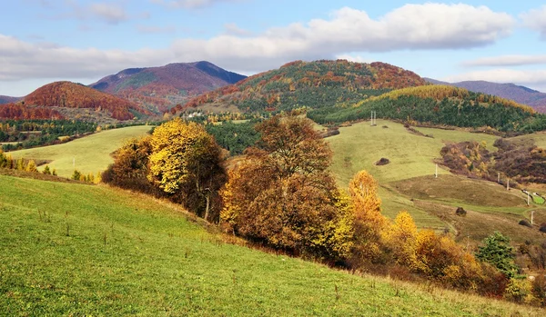 Vue automnale du mont strazov dans strazovske vrchy — Photo