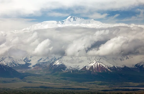 阿拉伊范围的列宁峰为视角 — 图库照片