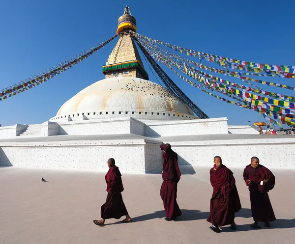 Monjes caminando por Boudhanath stupa — Foto de Stock