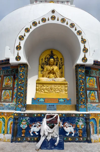 Detail vysoký shanti stupa nedaleko leh — Stock fotografie