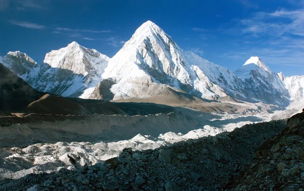 Khumbu Vadisi, khumbu buzul ve pumo RI tepe — Stok fotoğraf