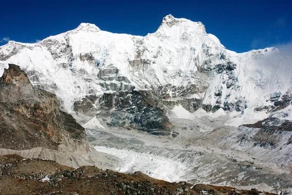 Hungchhi peak och chumbu topp ovanför ngozumba glacier — Stockfoto