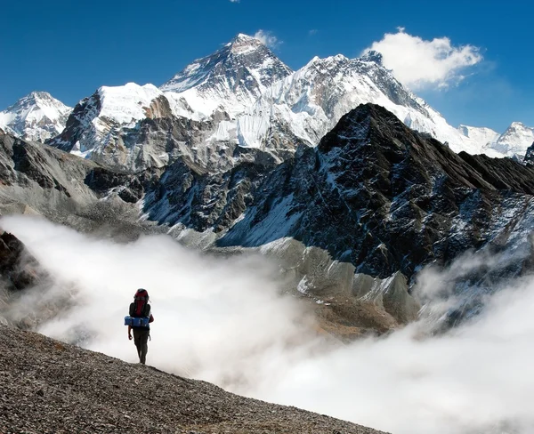 Vista do Everest de Gokyo com turista — Fotografia de Stock