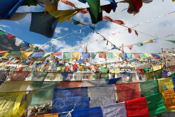 Bandeiras de oração com estupas - Kunzum La pass - Himachal Pradesh - Índia — Fotografia de Stock