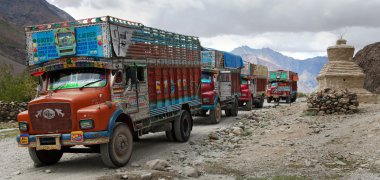 Hint Himalayalar'ın renkli kamyonda