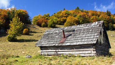 gökyüzü ve bulutlar dağlar üzerinde odunsu dağ evi