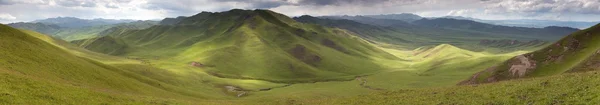 Vista panorâmica das montanhas verdes - Tibete Oriental — Fotografia de Stock