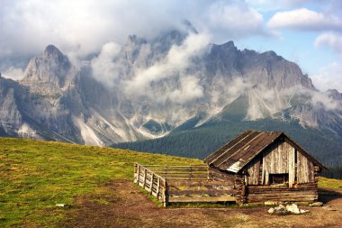 sexten dolomites dağ evi ile sabah görünümünden