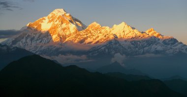 mount dhaulagiri - nepal'ın panoramik manzarasını akşam