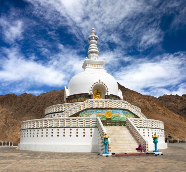uzun boylu shanti stupa yakınındaki leh, ladakh, Hindistan