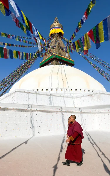 Monks walking around Boudhanath stupa — Stock Photo, Image