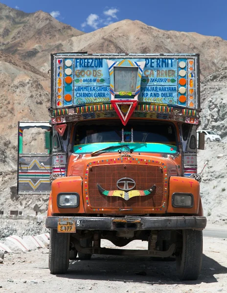 Kleurrijke vrachtwagen in Indiase Himalaya — Stockfoto