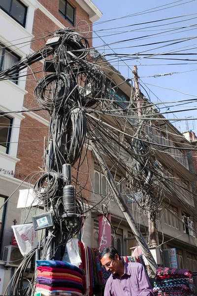 Linea elettrica pericolosa e fornitore con tessuto Kashmir — Foto Stock