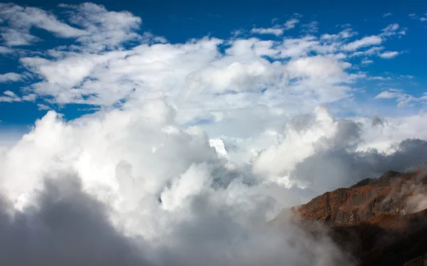 Schöne Wolke auf den Bergen — Stockfoto