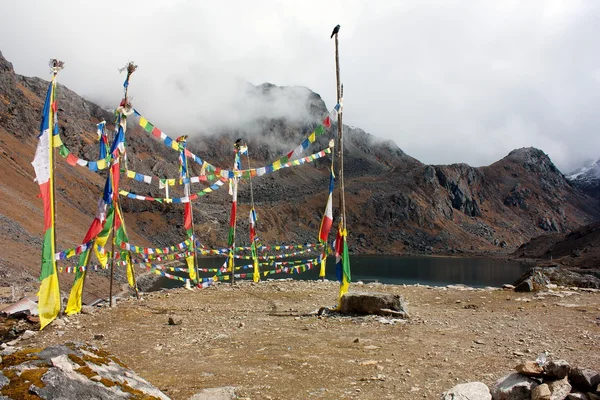 Prayer flag around Gosain Kund Lake - Nepal — Stock Photo, Image