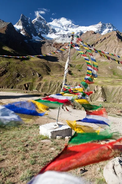 Blick auf Nonne Kun Range mit buddhistischen Gebetsfahnen — Stockfoto