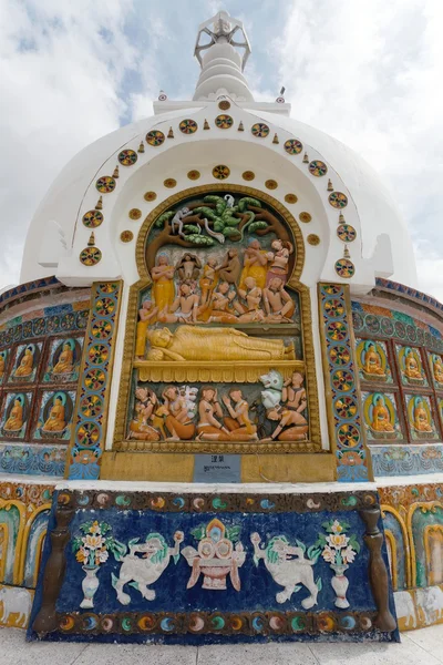 Detail vysoký shanti stupa nedaleko leh — Stock fotografie