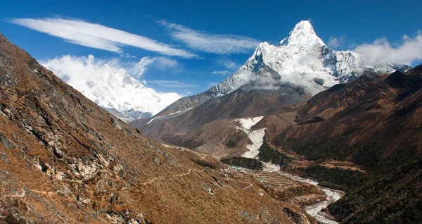 Ama Dablam, Lhotse, Nuptse y la cima del Monte Everest — Foto de Stock