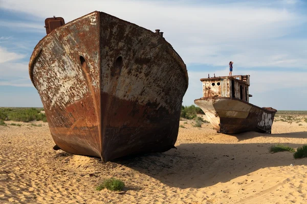 小船在沙漠 — — 咸海 — 图库照片