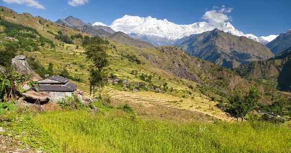 Beau village dans l'ouest du Népal avec Dhaulagiri Himal — Photo