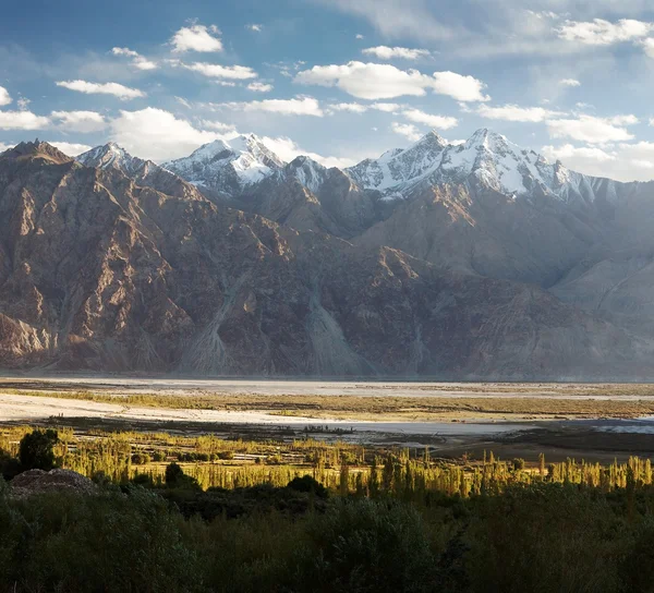 Eksplorowali dolinę - indyjskich Himalajach - ladakh — Zdjęcie stockowe