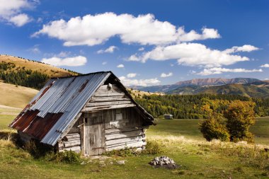 gökyüzü ve bulutlar dağlar üzerinde odunsu dağ evi 