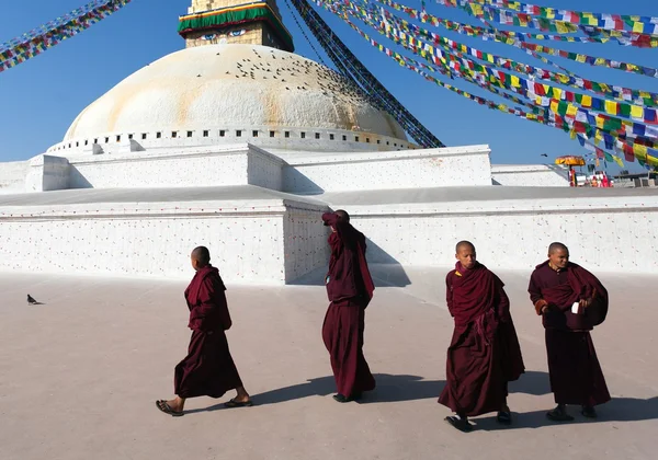 Mönche gehen um die Boudhanath Stupa — Stockfoto