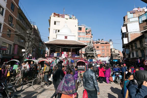 Plaza llena de gente de la ciudad de Katmandú — Foto de Stock