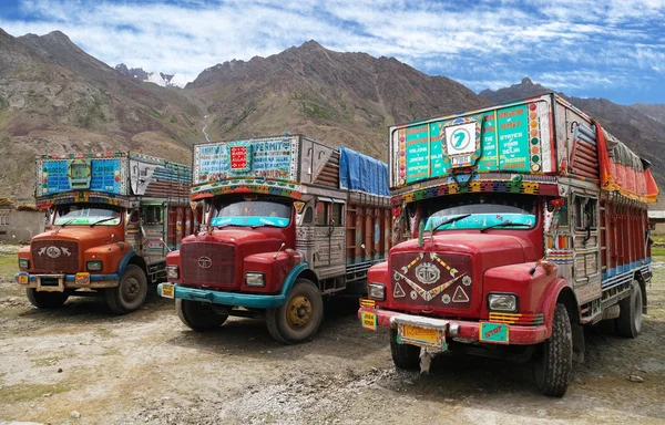 Kleurrijke vrachtwagen in Indiase Himalaya — Stockfoto