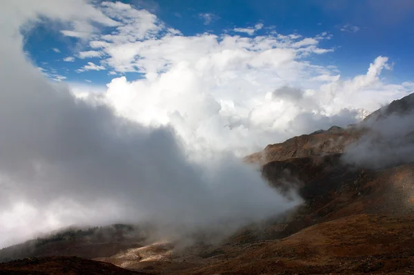 Красивые облака в горах — стоковое фото