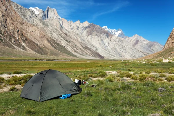 Tenda nas montanhas do Himalaia — Fotografia de Stock