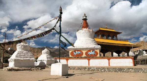 Stupas and Friendship Gate in Leh — Stock Photo, Image