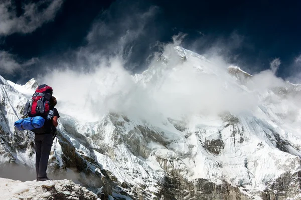 View of Cho Oyu with trekker — Stock Photo, Image