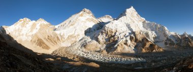 Everest Pumo RI temel kampından görünümünü akşam
