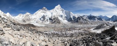 Everest Dağı'nın panoramik manzaralı güzel gökyüzü ve Khumbu Buzulu