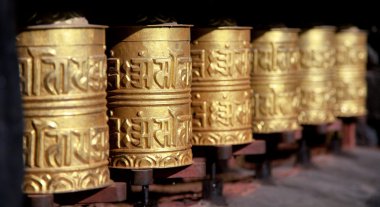 Altın Budist dua tekerlekleri