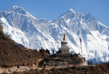 Stupa Namche Bazar ve Everest Dağı ve Lhots yakın