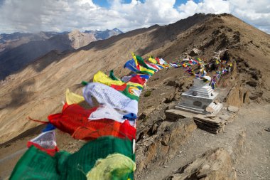 Rahibe Kun aralığı görünümünü Budist dua bayrakları ile