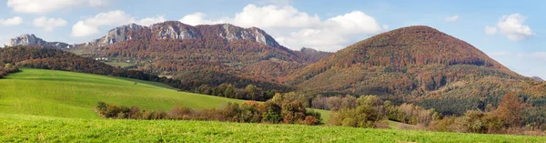 Село Vrsatec і Vrsatecke Podhradie від - Словаччина — стокове фото