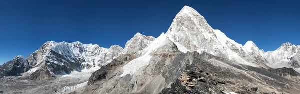 Utsikt över Mount Pumo Ri och Kala Patthar - sätt att Everest View av Mount Pumo Ri och Kala Patthar — Stockfoto