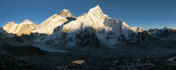 Kvällen panoramautsikt över Mount Everest från Kala Patthar — Stockfoto