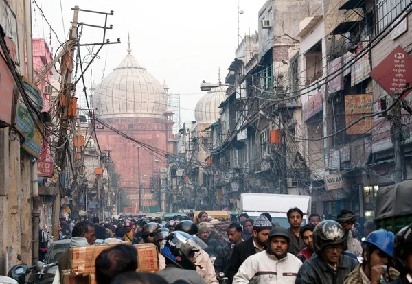 Strada sovraffollata nel centro storico Delhi — Foto Stock